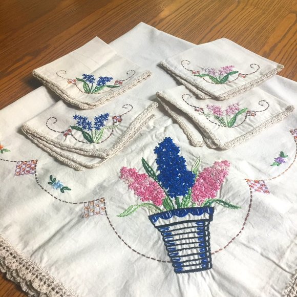Vintage Other - VTG Embroidered Tablecloth 4 Napkins Lilacs